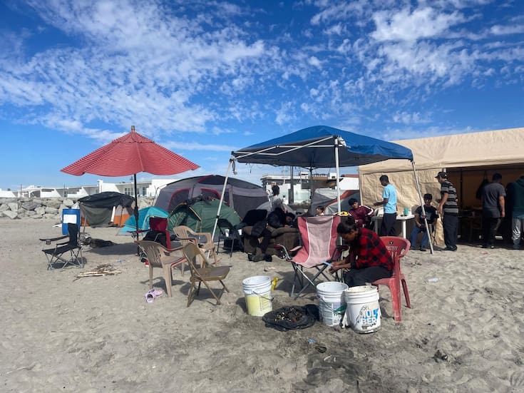 “Aquí nos vamos a quedar”, familia permanece en playa de Rosarito tras retiro de rescatistas en búsqueda de Obed