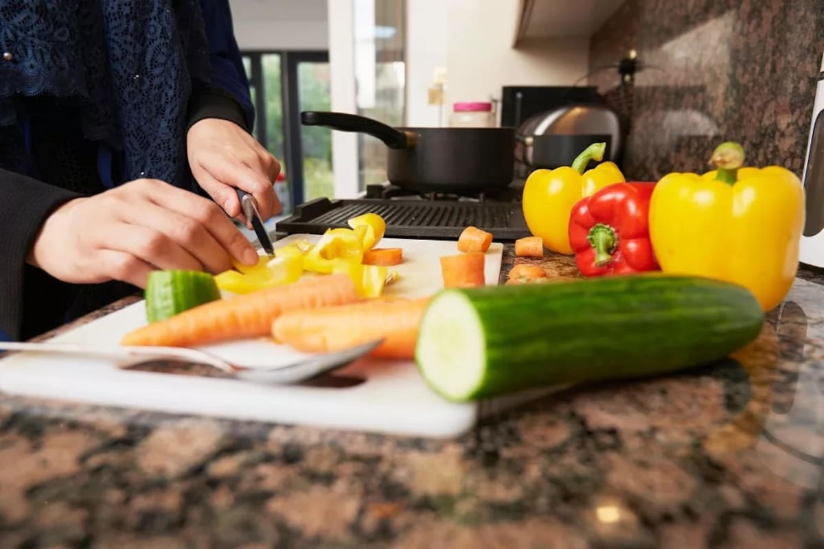 ¿Dónde están los microplásticos en tu hogar? Descubre las fuentes y cómo reducir su presencia