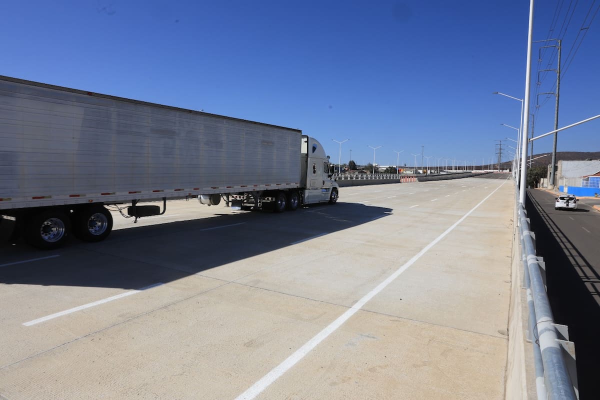 Los primeros tractocamiones vacíos comenzaron a circular por los accesos de la nueva infraestructura aduanal en la zona de Las Torres, como parte del inicio gradual de operaciones de Otay II. Foto: Sergio Ortiz
