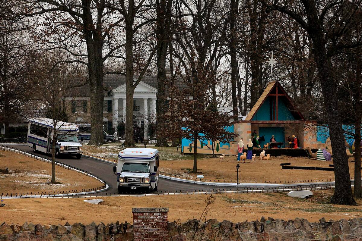 Nieta de Elvis Presley presenta demanda para suspender subasta de 'Graceland'