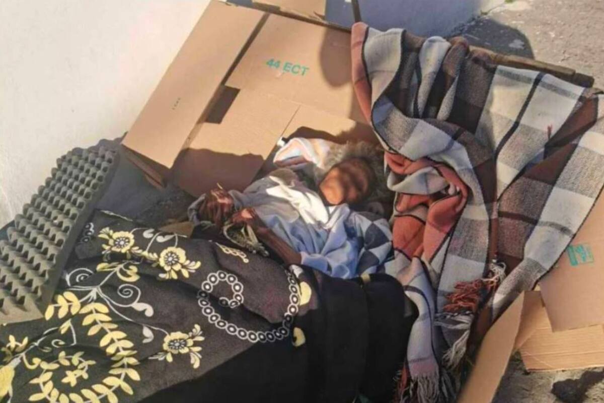 Puebla: Denuncian que adulta mayor fue abandonada dentro de cajas de cartón