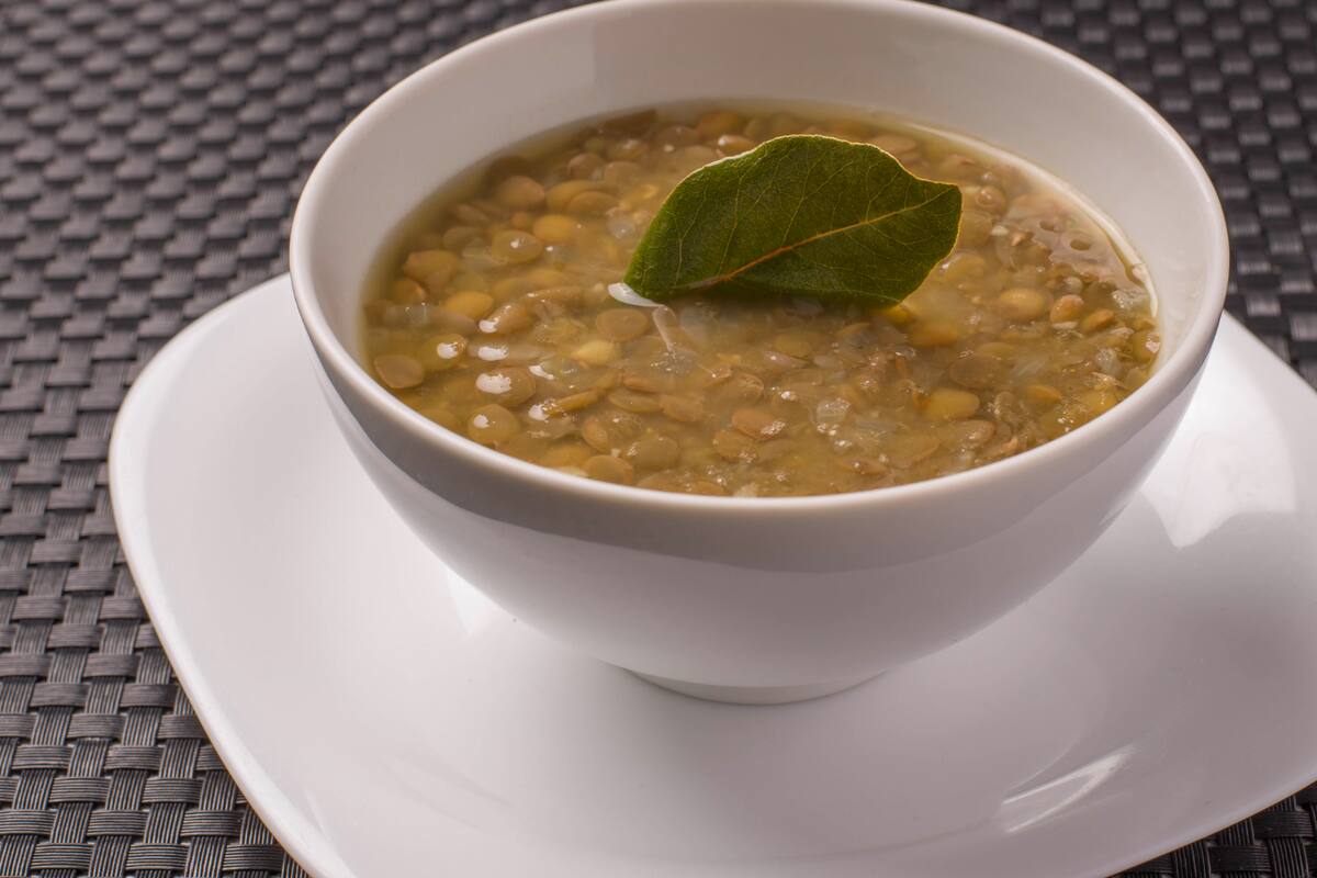 Por qué agregar un toque de este ingrediente común en casa a tus lentejas podría mejorar de forma notable su valor nutricional, según especialistas