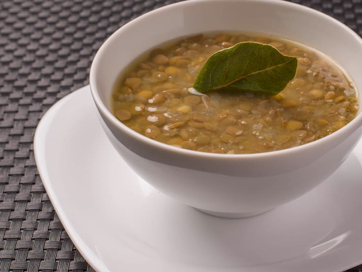 Por qué agregar un toque de este ingrediente común en casa a tus lentejas podría mejorar de forma notable su valor nutricional, según especialistas