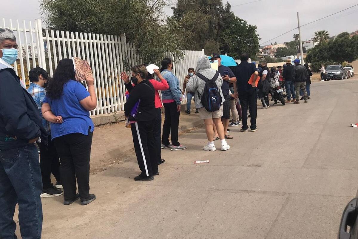 Rodea fila Centro de Salud de Rosarito para vacuna antiCovid