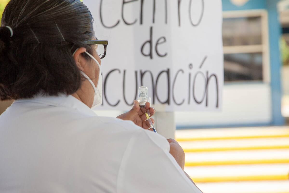 Por descuido, vacunan dos veces a mujer embarazada en Tamaulipas