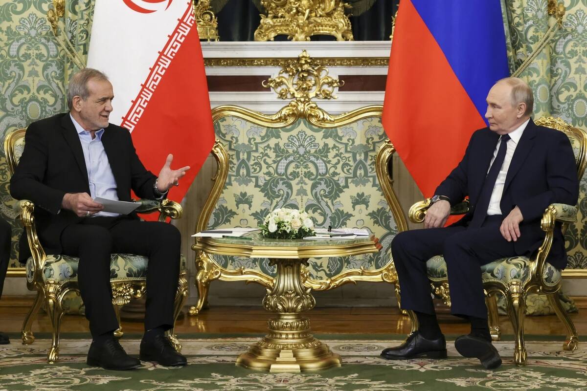 El presidente ruso, Vladimir Putin, a la derecha, y el presidente iraní, Masoud Pezeshkian, conversan durante su reunión en el Kremlin en Moscú, Rusia, el viernes 17 de enero del 2025. | Crédito: AP