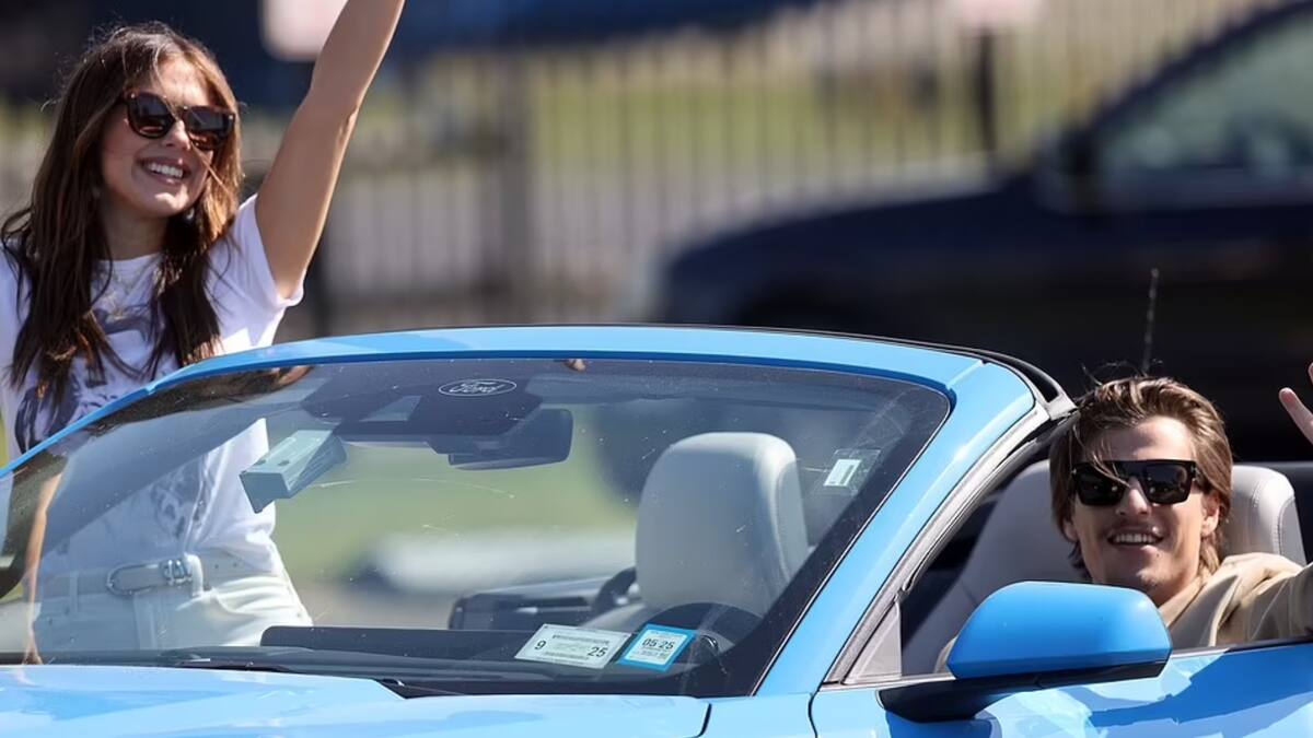 La primera aparición pública de los recién casados, Millie y Jake, paseando por los Hamptons en un descapotable. Foto: Matt Agudo / SplashNews.com