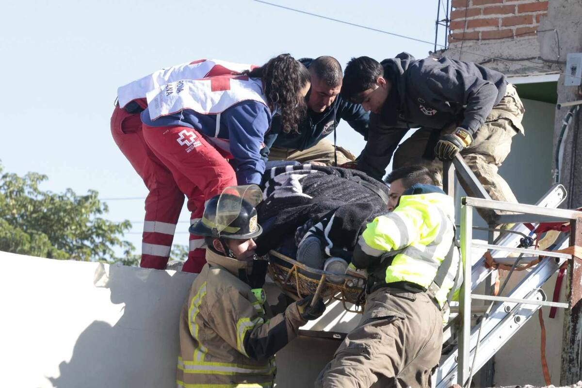 Bomberos y Cruz Roja ayudan para bajar a hombre de 250 kilos en Villa de Seris