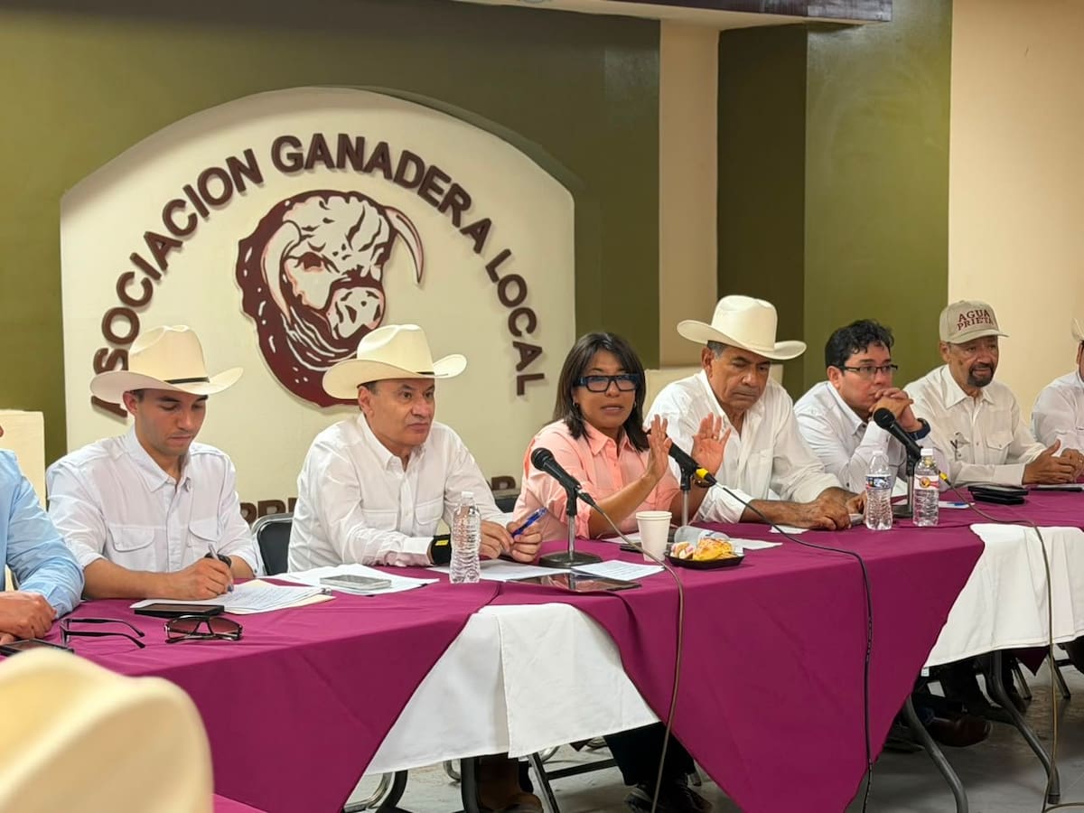 El gobernador Alfonso Durazo sostuvo una reunión con Columba Jazmín López Gutiérrez, secretaria de Agricultura y Desarrollo Rural, y representantes del sector ganadero en Agua Prieta. FOTO: X COLUMBA LÓPEZ