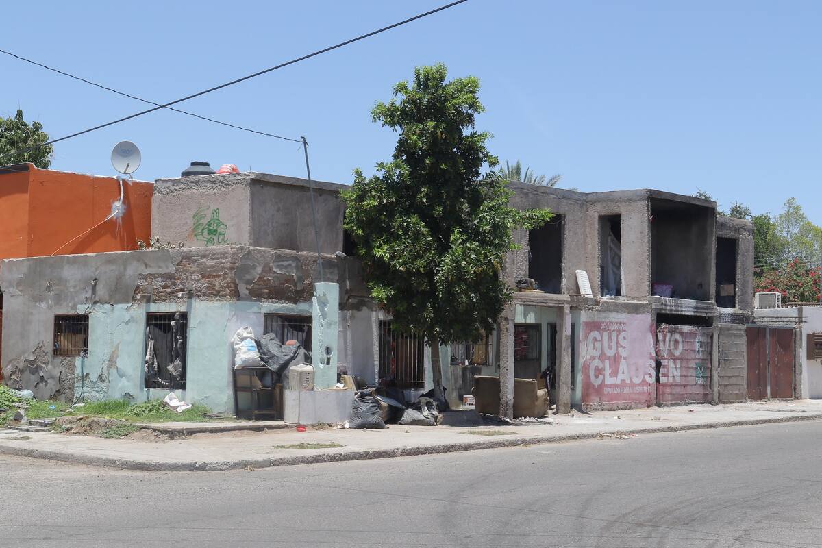 Sacan 4 toneladas de basura de casa de la Luis Encinas