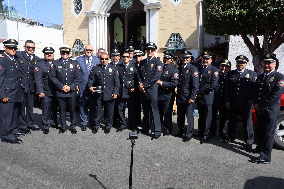 Honran a bomberos de Tijuana