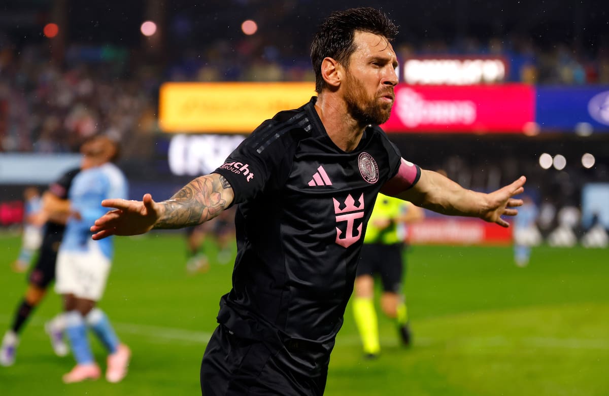 Lionel Messi celebra tras marcar el segundo gol de Inter Miami en la victoria 4-0 ante New York City FC en el partido de la MLS, el miércoles 24 de septiembre de 2025, en Nueva York. (AP Foto/Noah K. Murray)