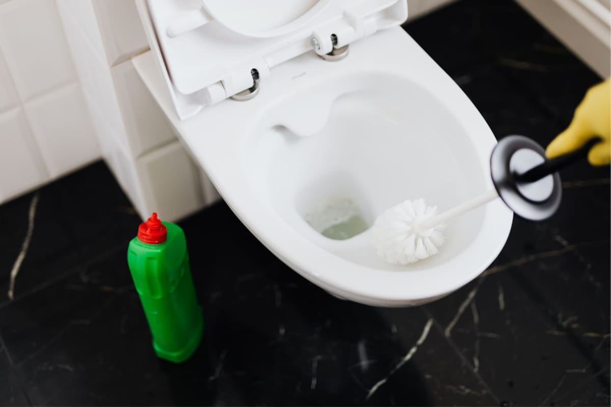 Todos guardan mal la escobilla del baño y este sencillo cambio evita que acumule agua, bacterias y malos olores
