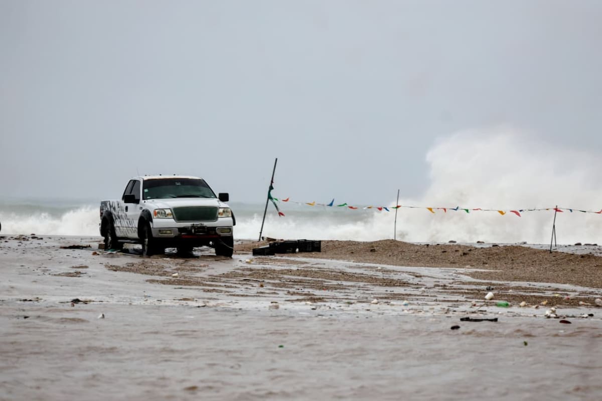 El huracán Polo toca tierra en Baja California Sur sin pérdidas humanas y avanza sobre Sonora con vientos de 120 kilómetros por hora que provocan inundaciones en San Carlos y cierres de comercios en Ciudad Obregón