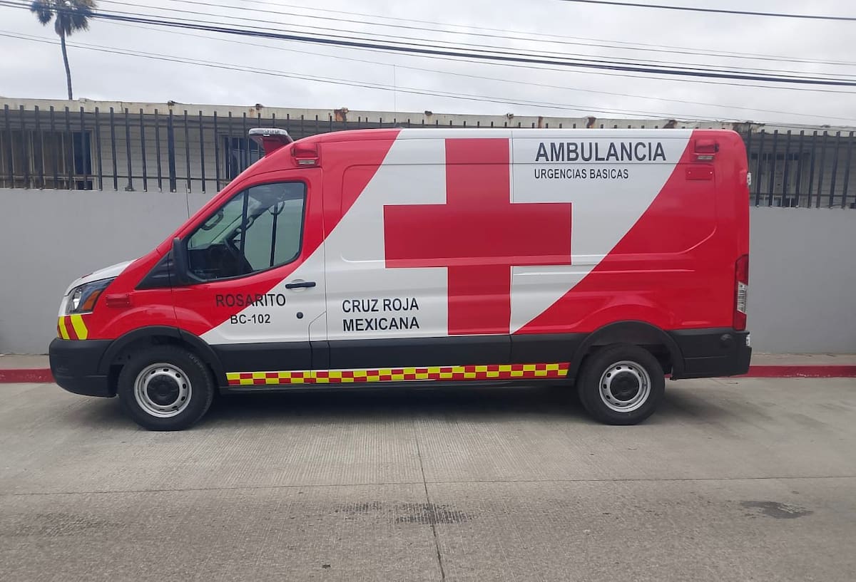SUMARIO
Cruz Roja Rosarito recibió una nueva ambulancia donada con la que busca fortalecer la atención de emergencias y ampliar su flotilla ante la creciente demanda de servicios en el municipio. Foto: Cortesía