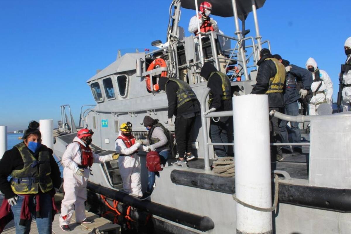 Rescatan a 13 personas a bordo de una embarcación en costas de BC