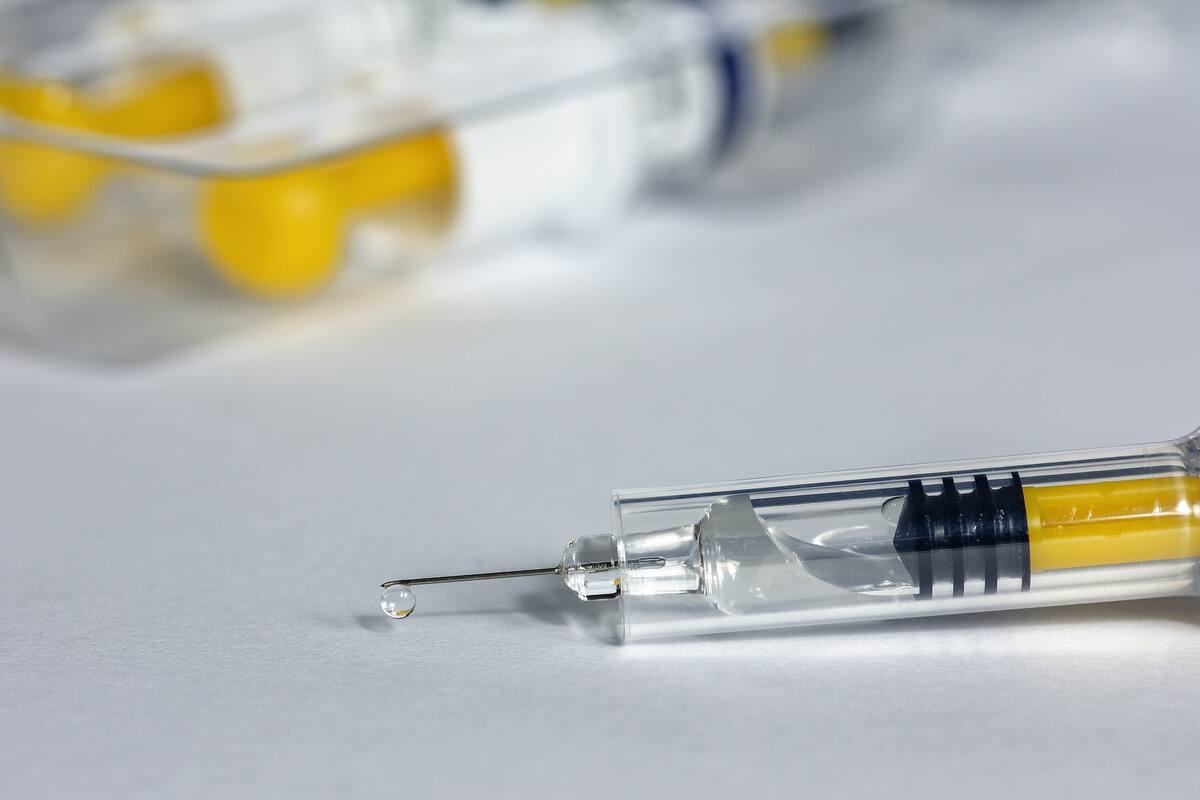 Vacuna del covid-19: por qué sabemos que son falsos los rumores sobre chips injertados, la alteración de ADN y los efectos secundarios graves