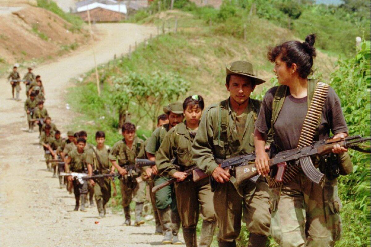 Guerrilleros de las FARC utilizan TikTok para reclutar jóvenes en Colombia