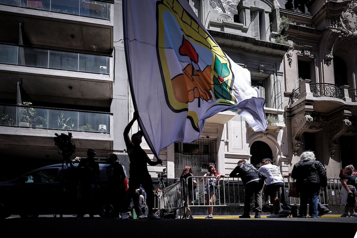 AME6738. BUENOS AIRES (ARGENTINA), 13/11/2024.- Un seguidor de la expresidenta de Argentina Cristina Fernández agita una bandera este miércoles, en la Ciudad de Buenos Aires (Argentina). La Cámara Federal de Casación Penal argentina confirmó la condena de seis años de prisión e "inhabilitación perpetua para ejercer cargos públicos" a Cristina Fernández (2007-2015) en un caso por irregularidades en obras viales. EFE/ Juan Ignacio Roncoroni