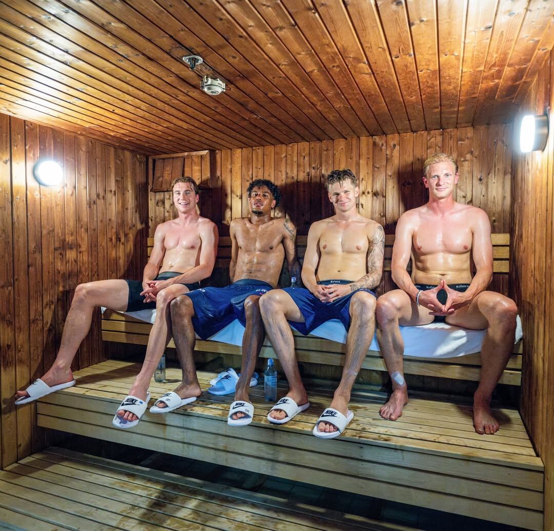Parte del entrenamiento de la Selección de Noruega antes de viajar a Estados Unidos era exponerse a calor intenso. (Foto: @herrelandslaget)