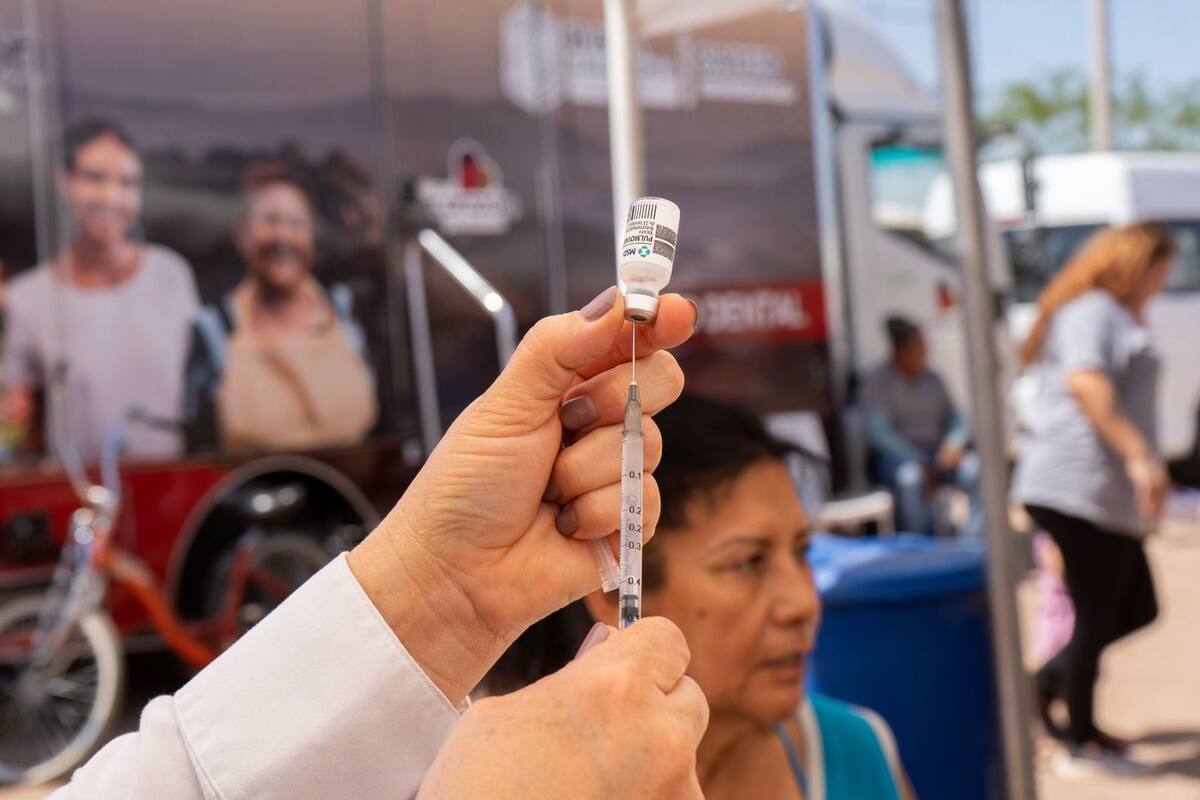 Actualmente, los CDC recomiendan la vacunación contra el VSR únicamente para adultos de 75 años o más, y para aquellos de entre 60 y 74 años que padecen afecciones de alto riesgo. Foto: Cortesía