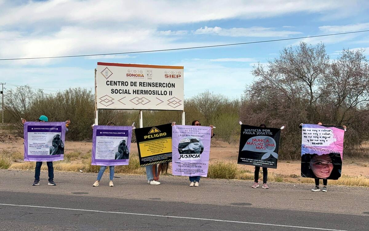MEX9617. HERMOSILLO (MÉXICO), 13/04/2025.- Integrantes del colectivo 'Ni Una Más' participan en una manifestación al exterior del Centro de Reinserción Social 2 este domingo en la ciudad de Hermosillo (México). Tras dos semanas del inicio de las inéditas campañas judiciales de México, ya hay más de una docena de candidatos acusados por organizaciones civiles de tener vínculos con el narcotráfico, asesinatos o criminales, lo que muestra los riesgos de elegir por voto popular a jueces, denuncian varias ONG defensoras de los derechos civiles. EFE/Daniel Sánchez