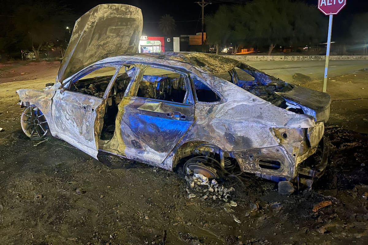 Arrestan a cuatro por desmantelar y quemar un auto accidentado