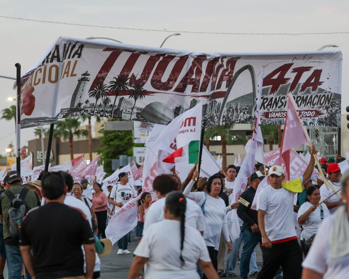 La movilización en la capital de Baja California reunió a miles de simpatizantes que recorrieron el bulevar Benito Juárez hasta el monumento a Lázaro Cárdenas, donde Julieta Ramírez llamó a mantener la defensa de la transformación y la soberanía nacional. Foto: Javier Gallegos