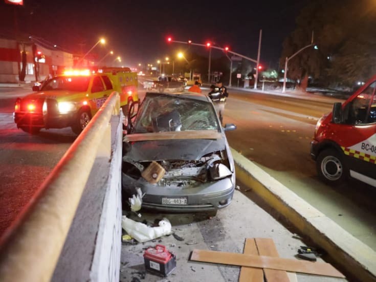 Adulto mayor pierde el control y choca contra paradero del SIT
