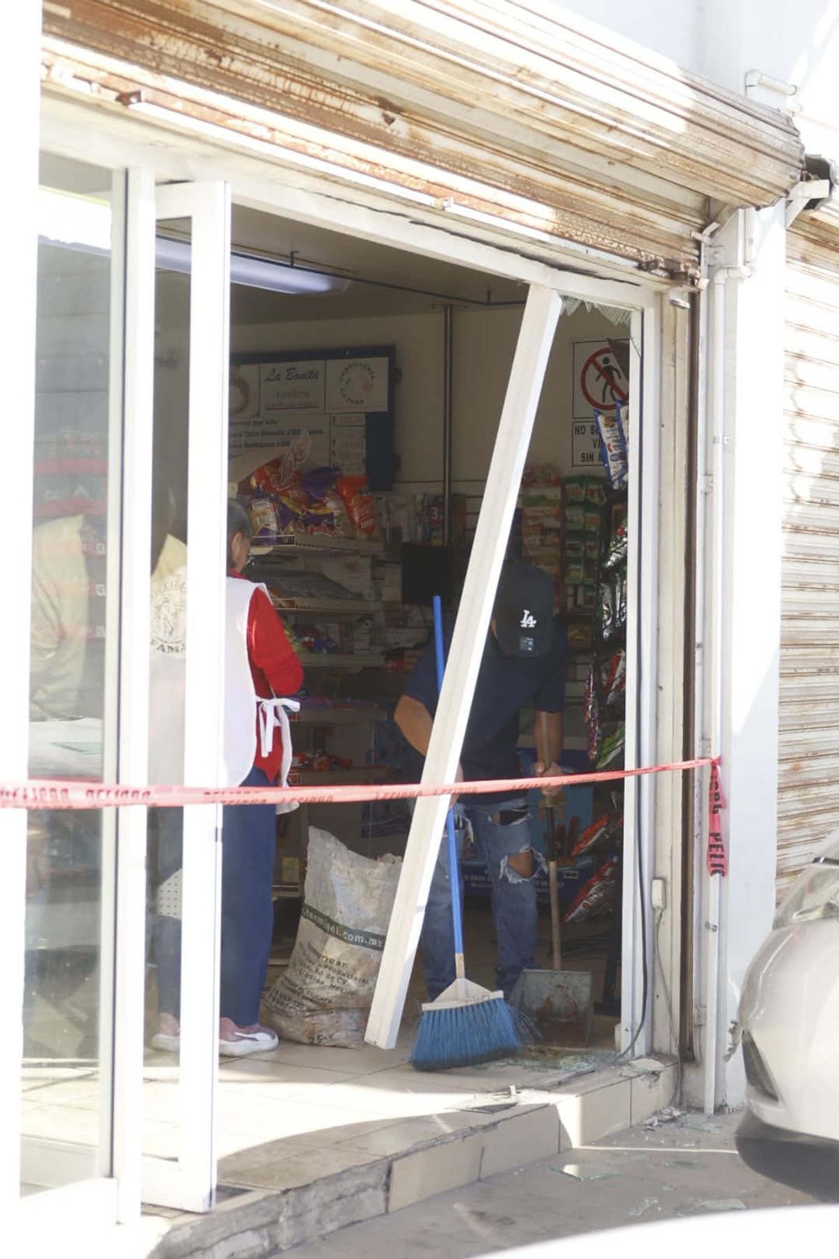 Adulta mayor pierde el control de su camioneta y se impacta contra tortillería en la colonia Álvaro Obregón, en Hermosillo