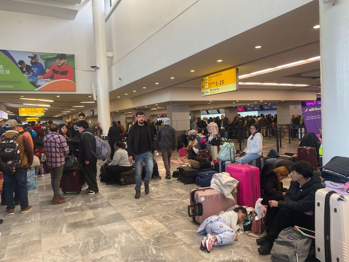 Viajeros que se disponían a partir desde la noche del martes vieron afectados sus itinerarios, al igual que quienes saldrían este miércoles hacia sus destinos. Foto: Emmanuel Castañeda