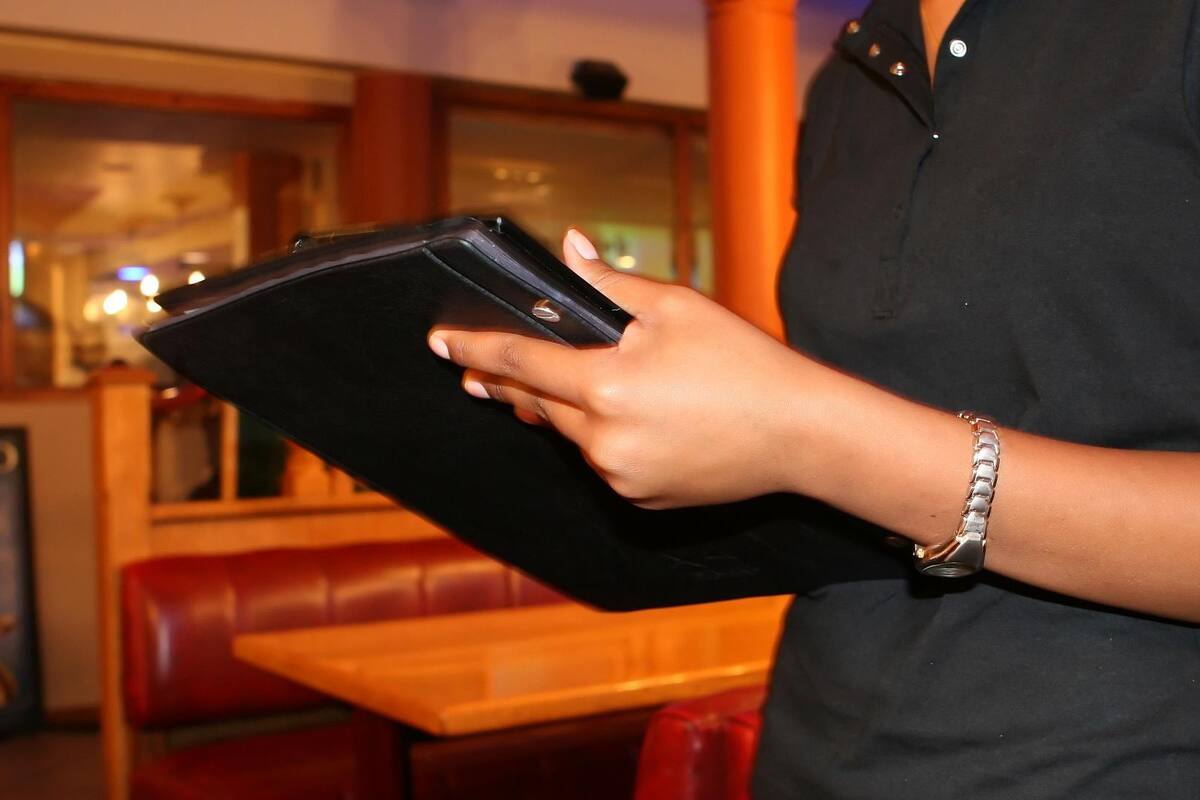 Mesera estalla por propina de 20 pesos de jóvenes que consumieron más de 7 mil pesos