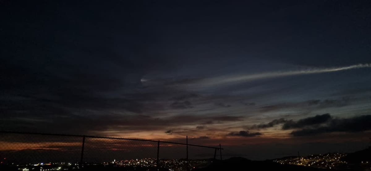 Una estela luminosa sorprendió al atardecer a residentes que observaron el paso de satélites del sistema Starlink, fenómeno que dejó una línea brillante en el cielo. Foto: Cortesía