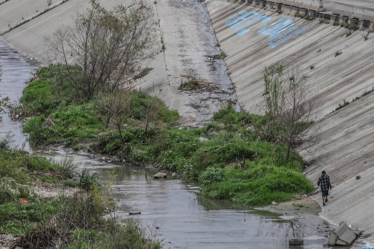 Encuentran cadáver con huellas de violencia en canalización del Río Tijuana