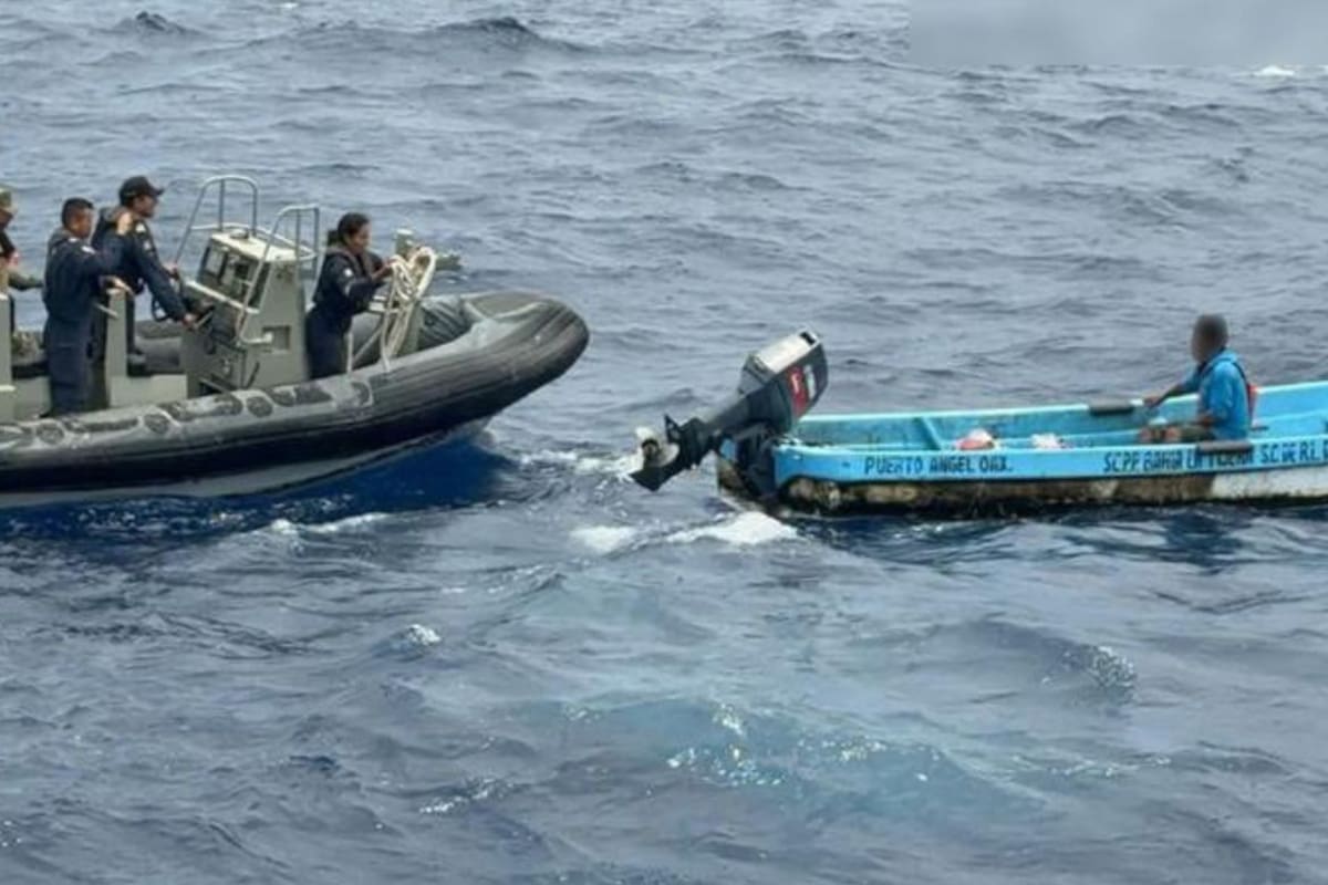 Tras ocho días a la deriva en el océano Pacífico, un pescador mexicano fue rescatado con vida a 481 kilómetros de la costa de Oaxaca en una operación de la Marina que superó los límites habituales de vigilancia marítima