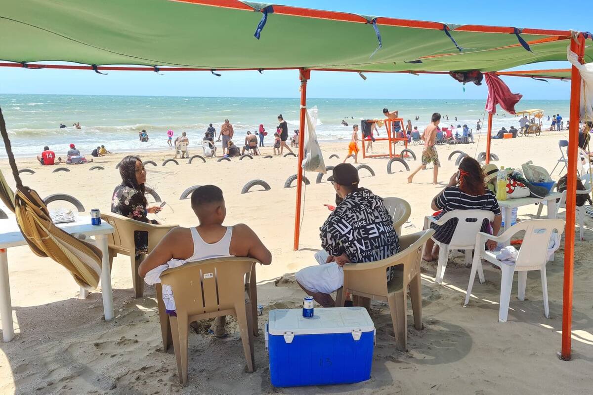 Pese a viento y votación, se abarrota playa de Bahía de Kino con cientos de visitantes