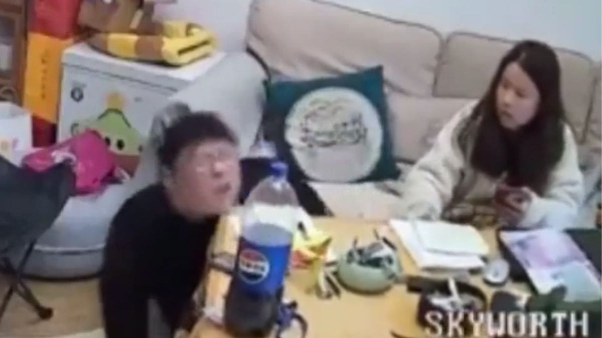 Un hombre colapsa en su casa tras estirarse, su pareja corre a ayudarlo pero un detalle en la escena cambió todo el video