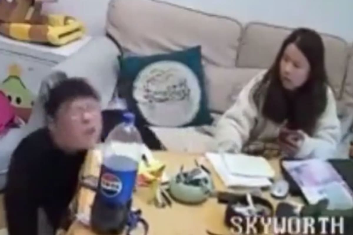 Un hombre colapsa en su casa tras estirarse, su pareja corre a ayudarlo pero un detalle en la escena cambió todo el video