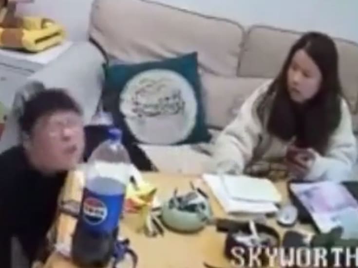 Un hombre colapsa en su casa tras estirarse, su pareja corre a ayudarlo pero un detalle en la escena cambió todo el video