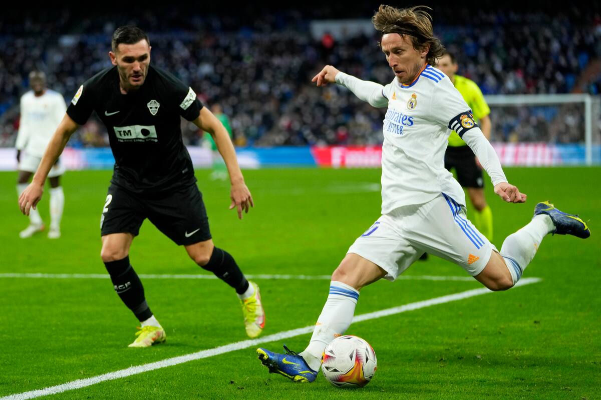 Luka Modric del Real Madrid y Gerard Gumbau del Elche pelean por el balón durante el encuentro de la liga española el domingo 23 de enero del 2022. (AP Foto/Manu Fernandez)