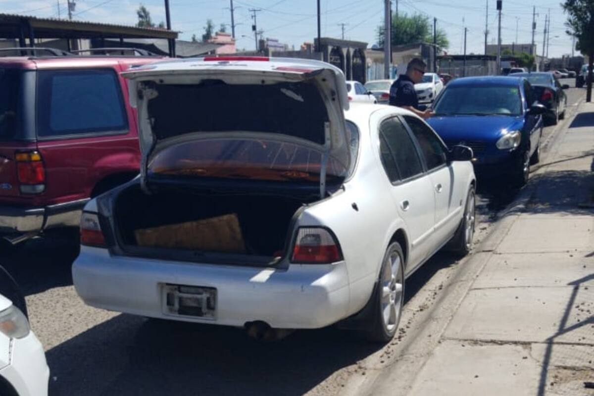 Hombre encuentra su auto robado, arrestan a cuatro