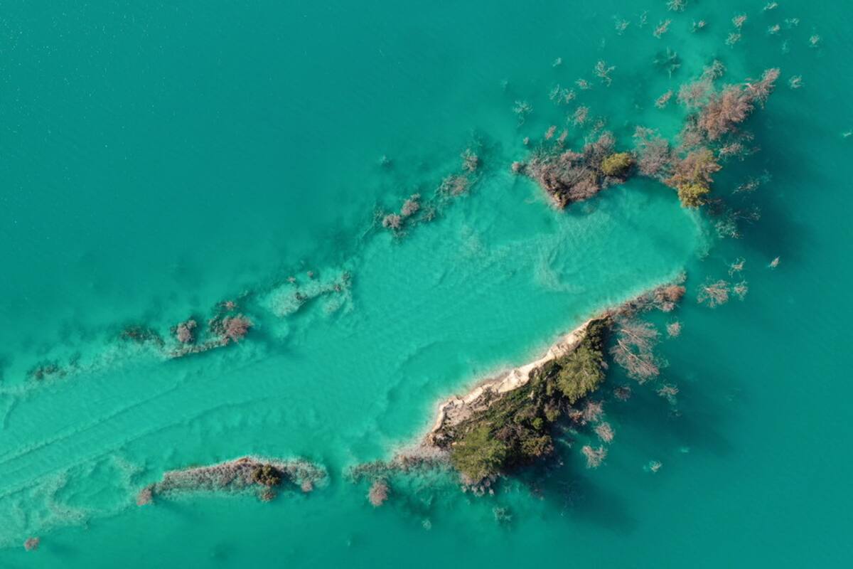 Lago se vuelve turquesa por la abundancia de sustancias tóxicas en Turquía