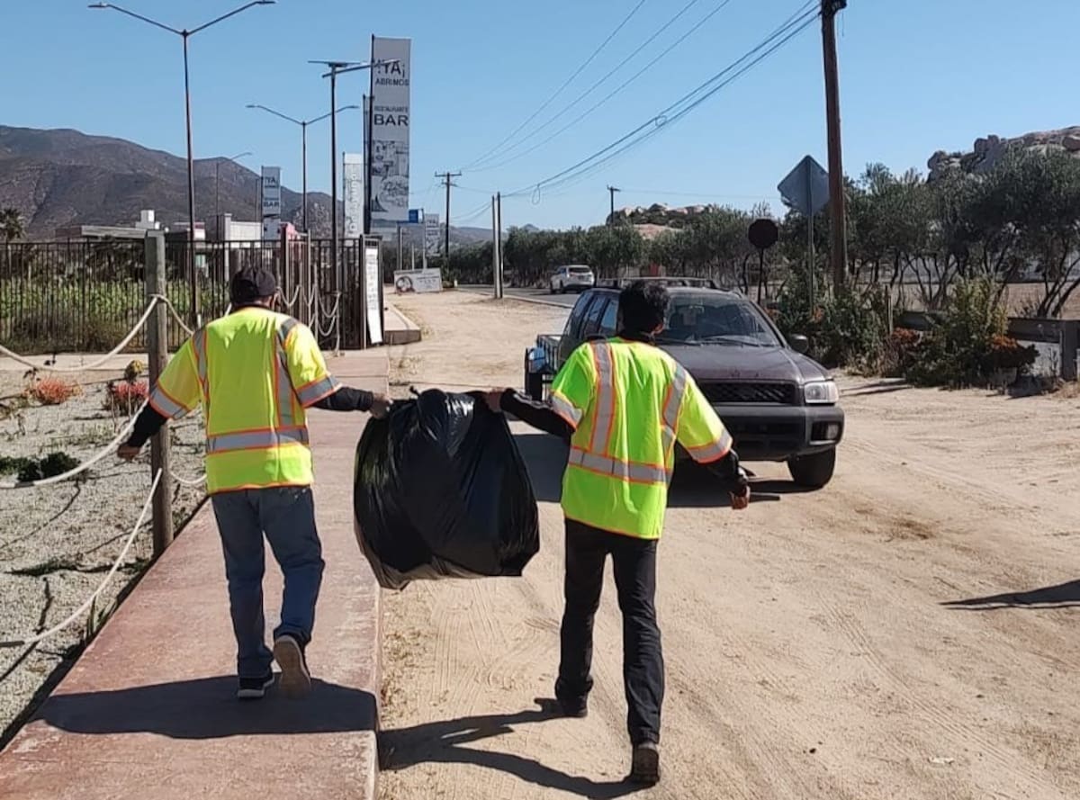 Más de siete toneladas de basura han sido recolectadas en 22 jornadas de limpieza realizadas en el Valle de Guadalupe, donde además impulsan acciones de reforestación y capacitación binacional para el combate de incendios forestales. Foto: Cortesía