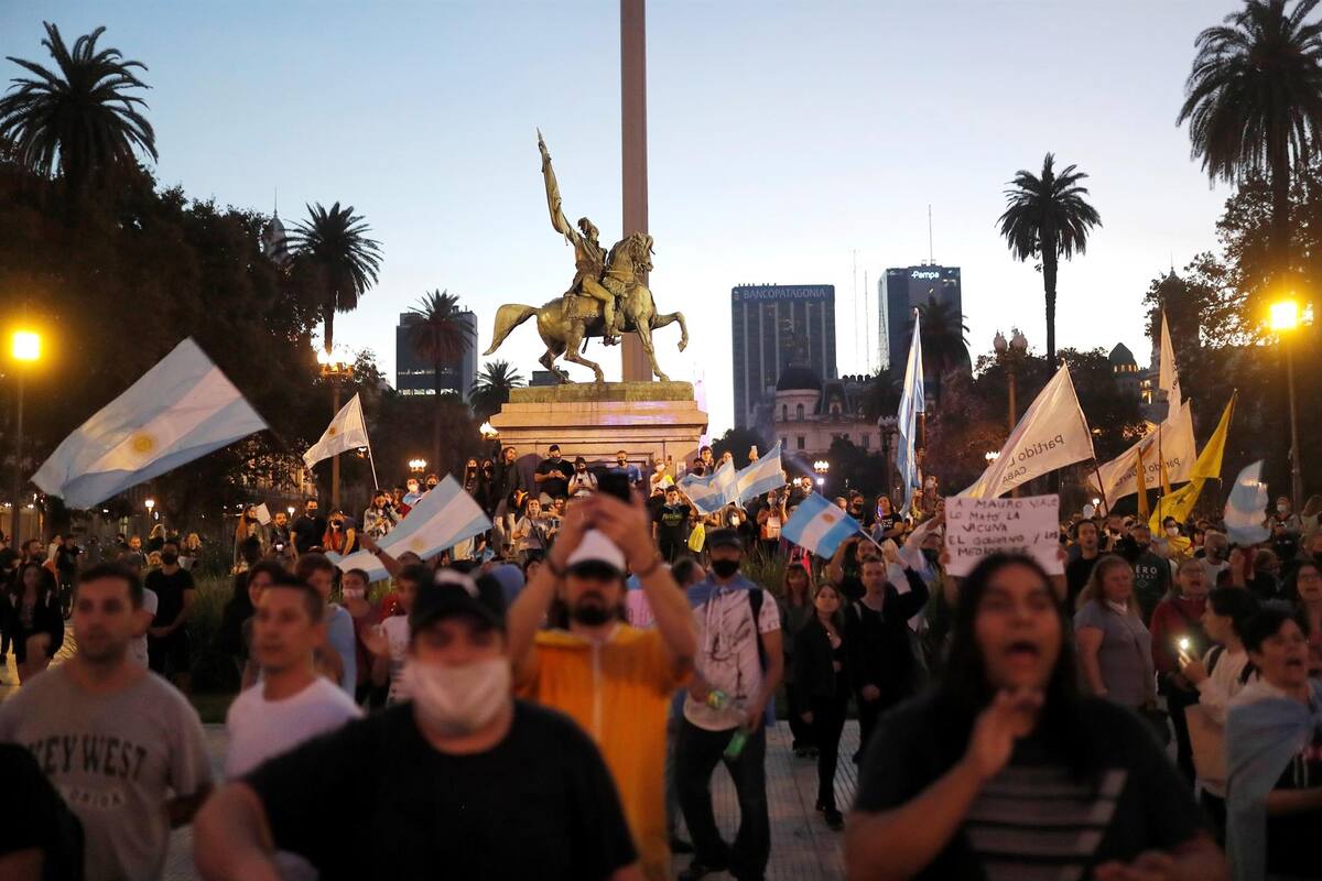Argentinos se manifiestan ante las nuevas medidas para frenar segunda ola de covid-19