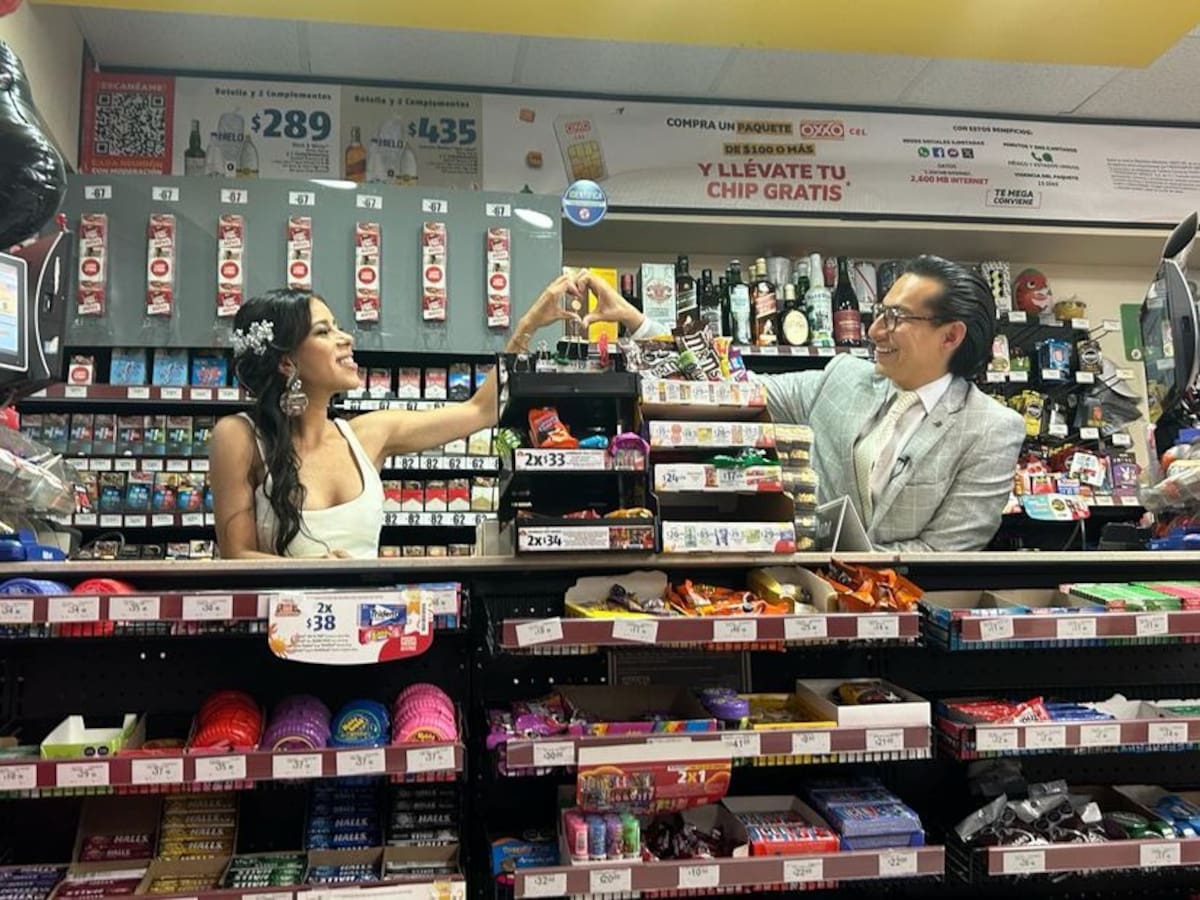 Un Oxxo en Puerto Vallarta abrió la segunda caja como altar para casar a Genaro y Alondra. | Karen Velázquez / EL UNIVERSAL