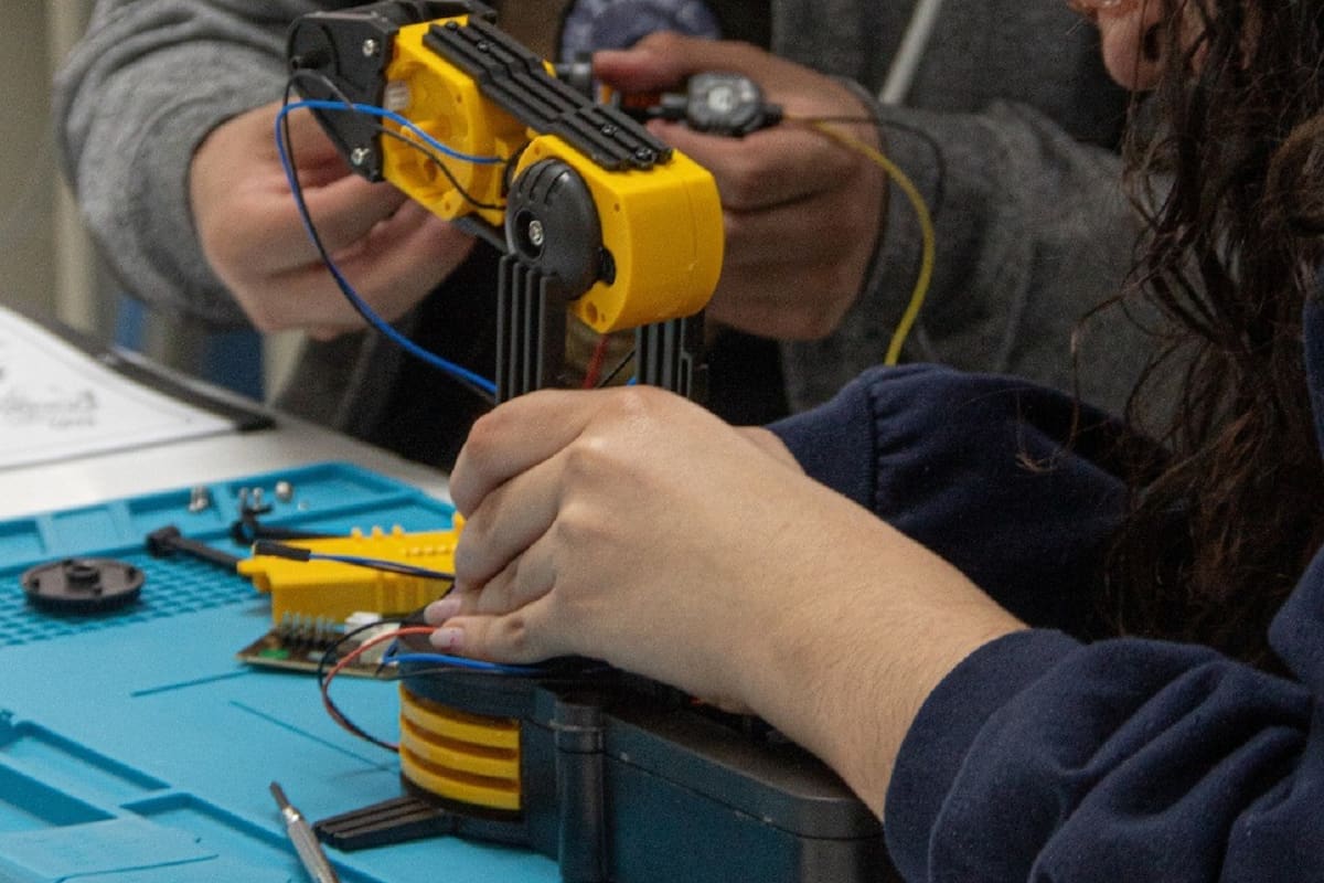 Insertan a 39 jóvenes de preparatoria en el campo laboral