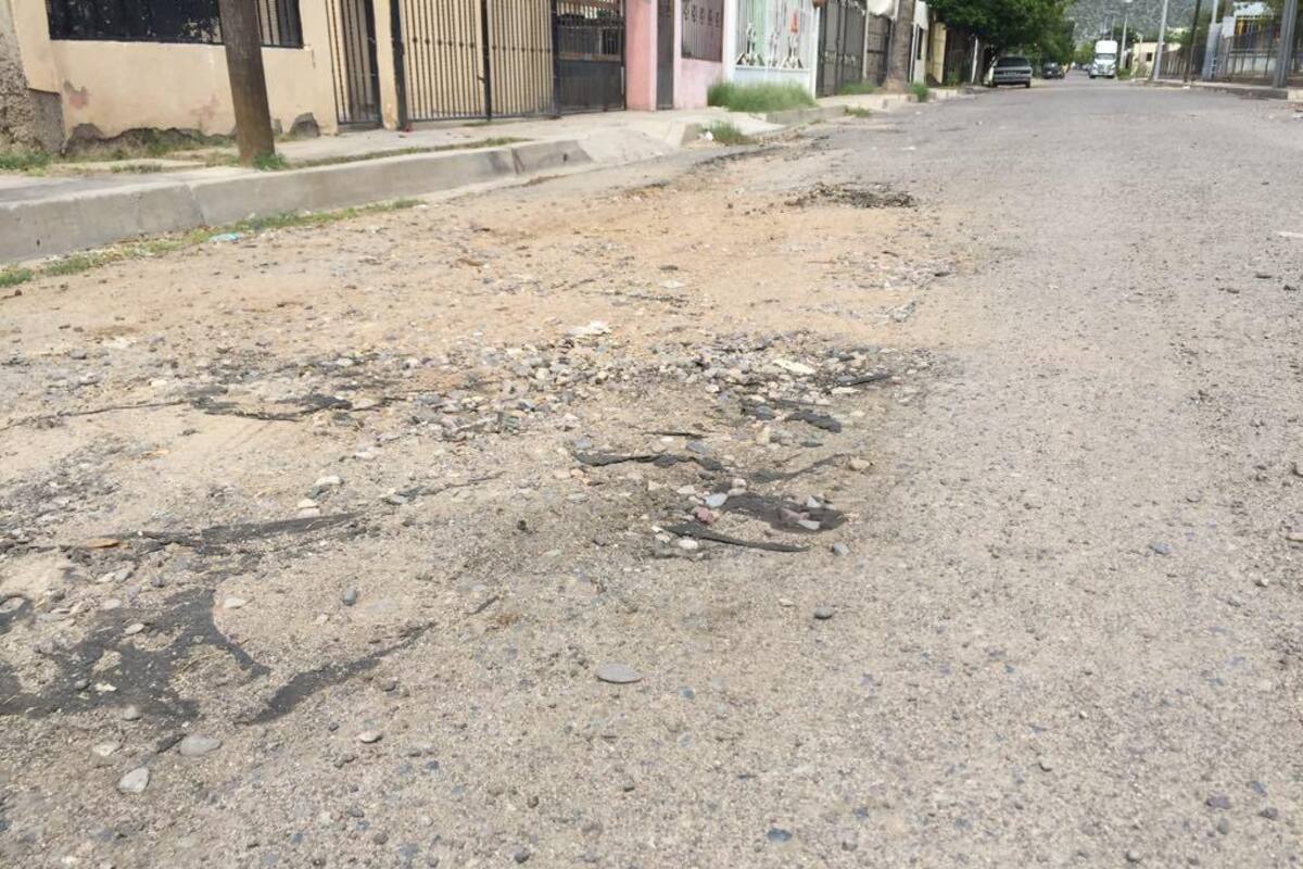 Solicitan arreglar calle destrozada en La Caridad