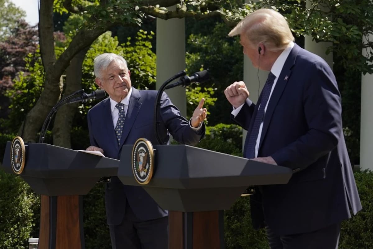 (Archivo) El presidente de México, Andrés Manuel López Obrador, a la izquierda, y el presidente Donald Trump dan una conferencia de prensa antes de firmar una declaración conjunta en la Casa Blanca en Washington, el 8 de julio de 2020. Cuando era presidente AMLO llegó a llamar a Trump "amigo" el 19 de julio de 2024, y dijo que le escribirá la próxima semana para advertirle en contra de cerrar la frontera o culpar a los migrantes por introducir drogas en EU. | Crédito: AP Foto/Evan Vucci, Archivo