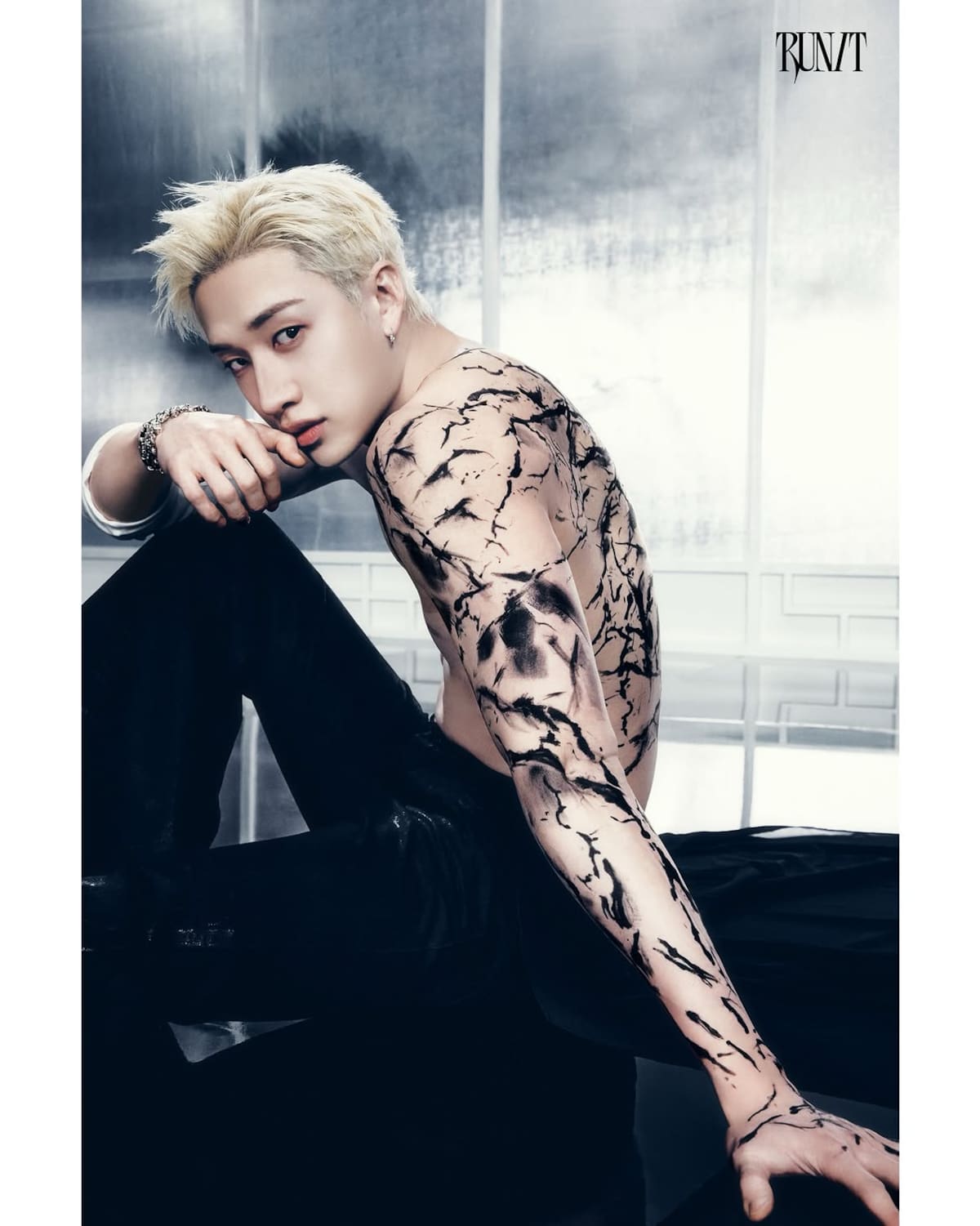 Bangchan, miembro de Stray Kids(스트레이 키즈)
World Tour
OFFICIAL MERCH TEASER IMAGES.