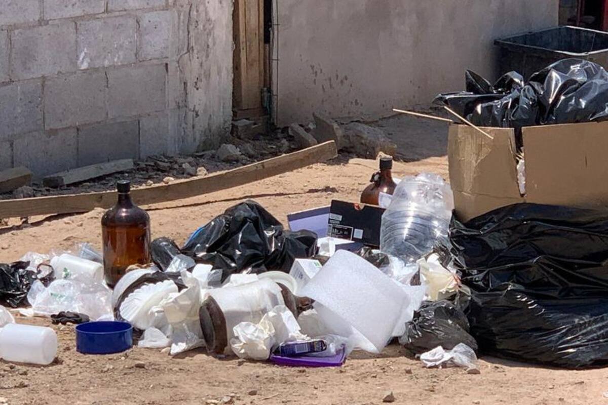 Tiran en vía pública desechos peligrosos en Villas del Rey